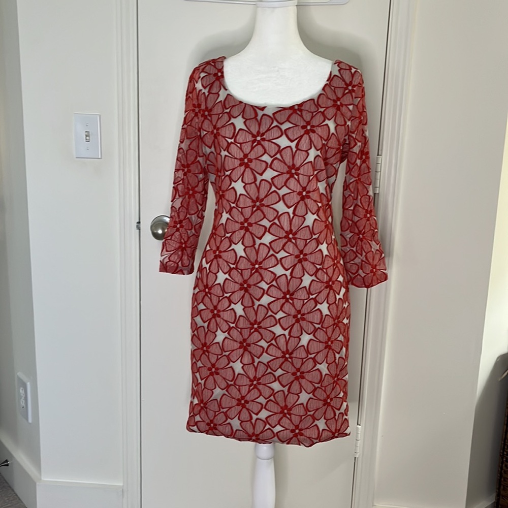 Diane Von Furstenberg red floral embroidered shift dress, size 6!